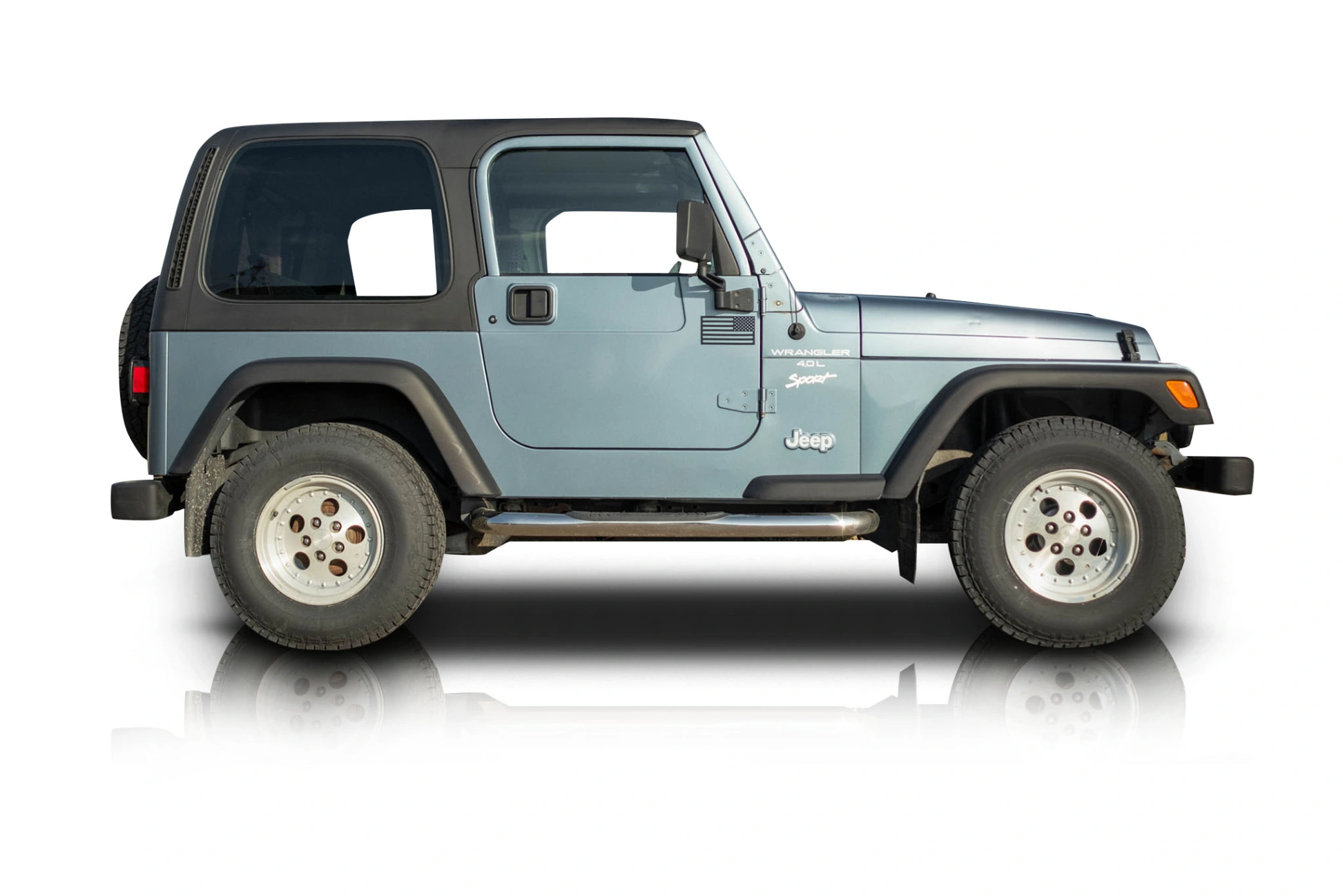 An incredible side shot photo of aJeep Wrangler that you should buy.
