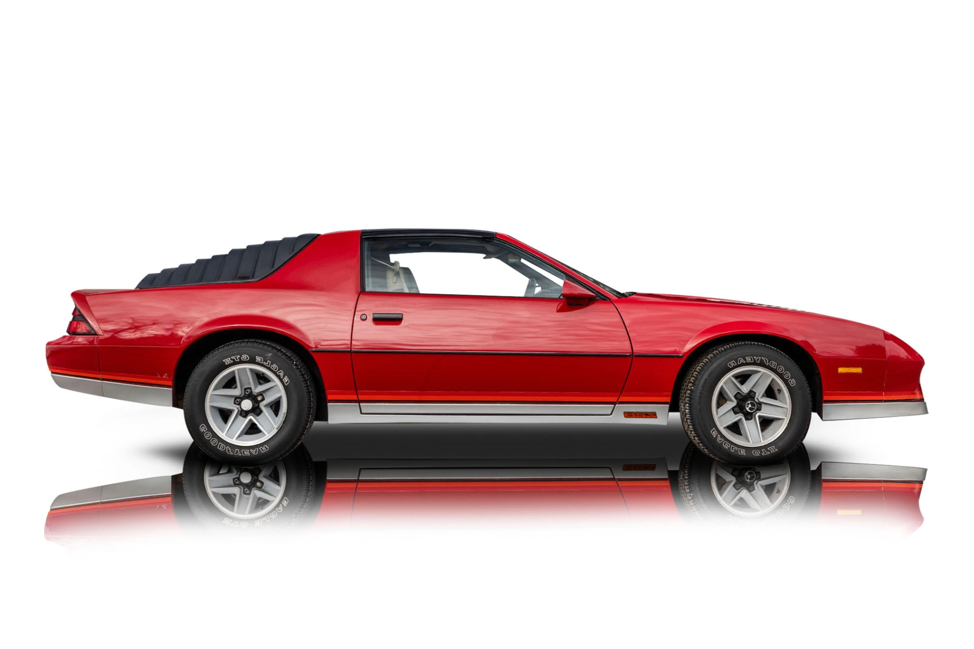 An incredible side shot photo of a Chevrolet Camaro that you should buy.