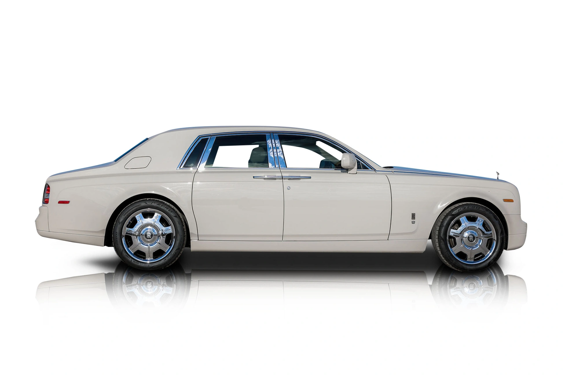An incredible side shot photo of a Rolls-Royce Phantom that you should buy.
