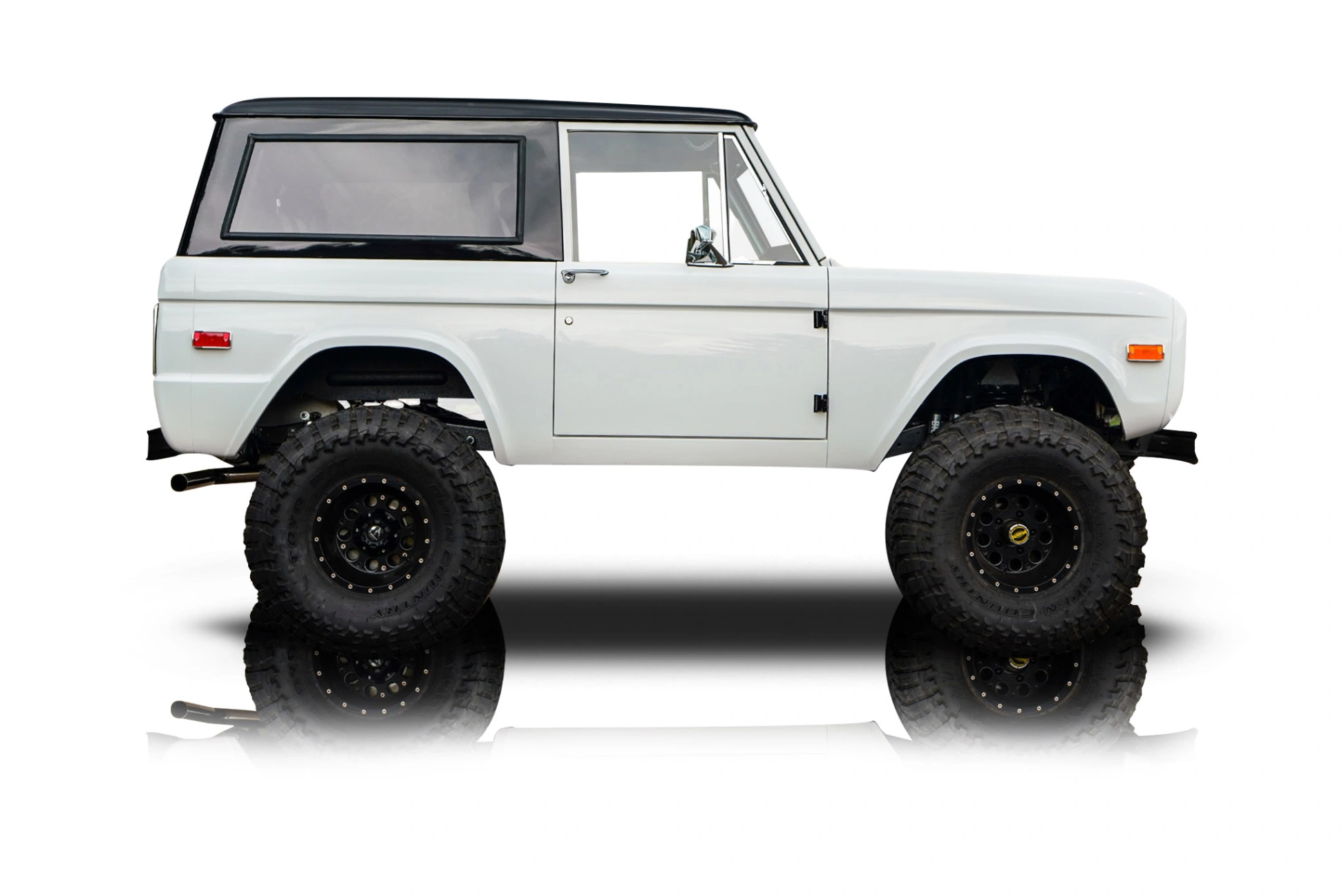 An incredible side shot photo of aFord Bronco that you should buy.