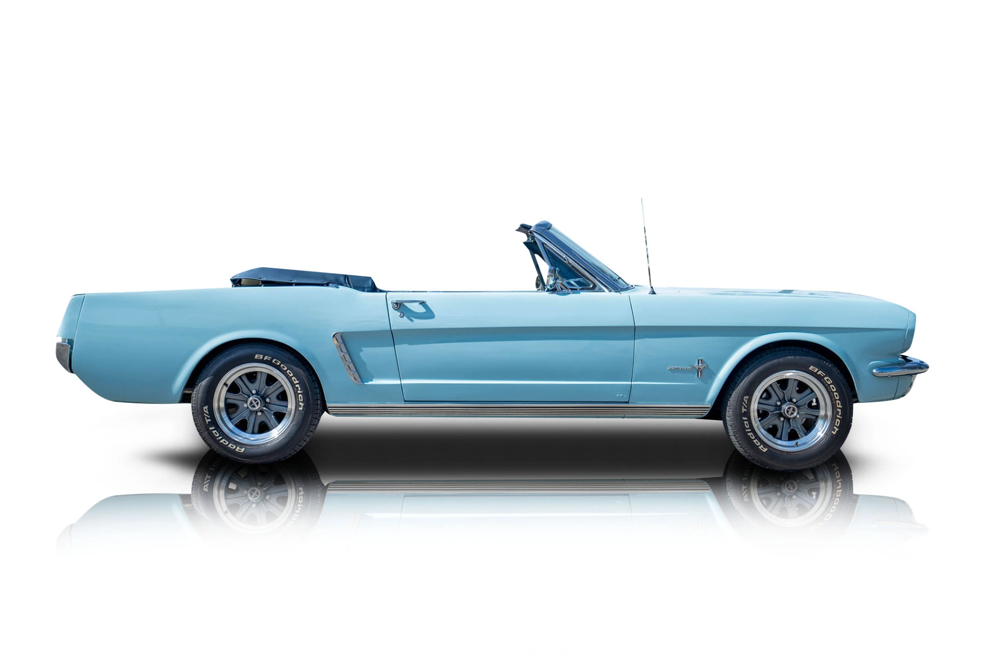 An incredible side shot photo of aFord Mustang that you should buy.