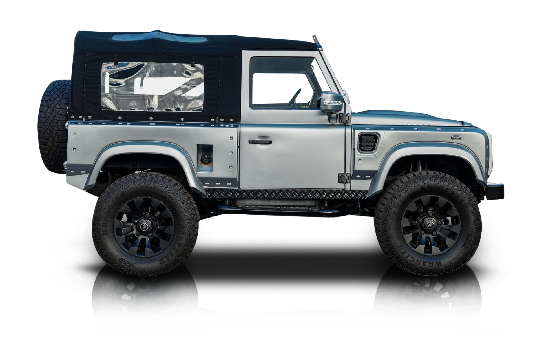 An incredible side shot photo of a Land Rover Defender 90 that you should buy.