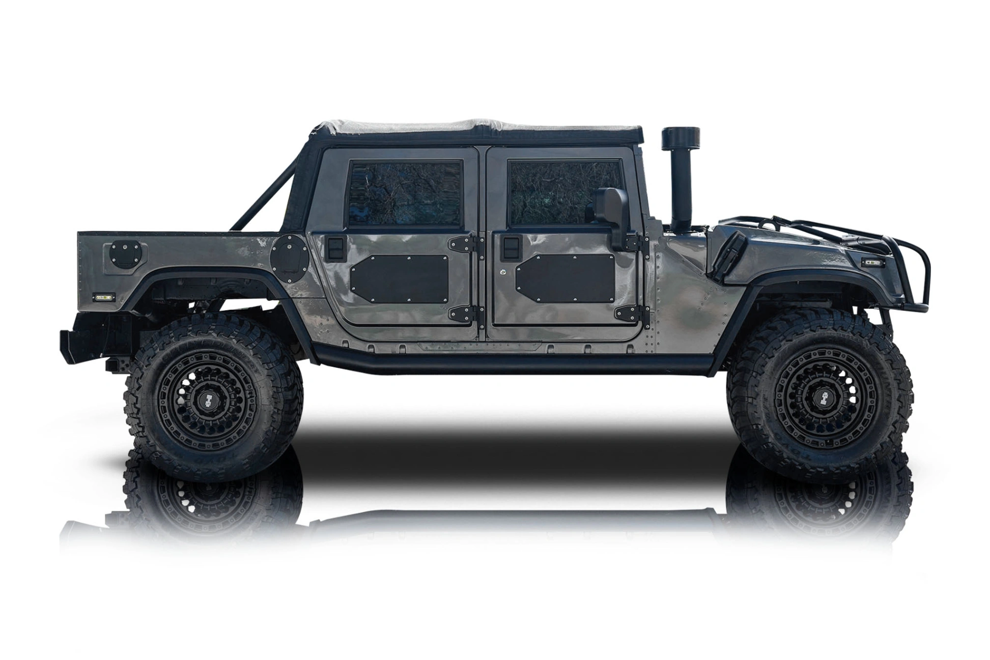 An incredible side shot photo of a Hummer H1 that you should buy.