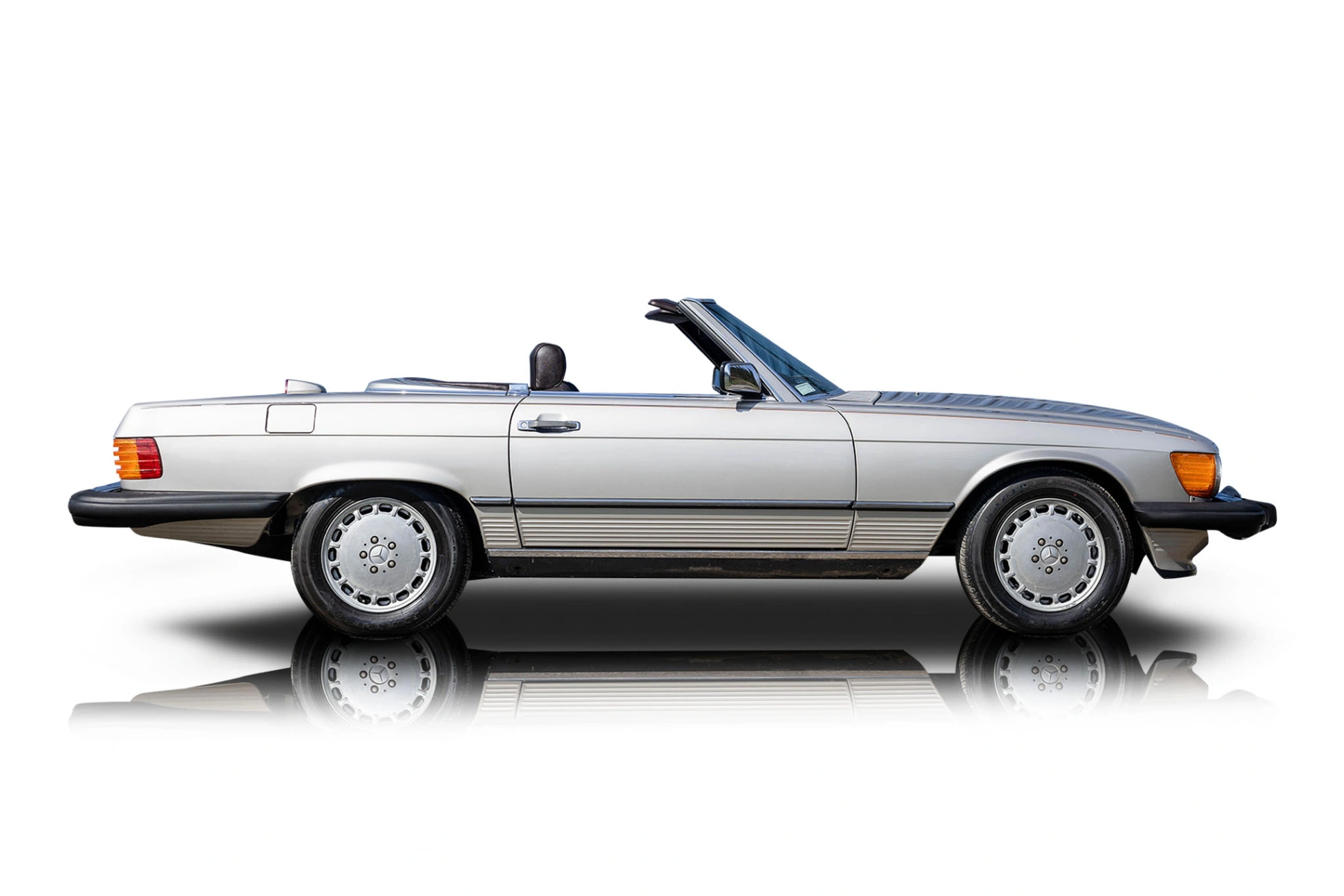 An incredible side shot photo of a Mercedes-Benz 560SL that you should buy.