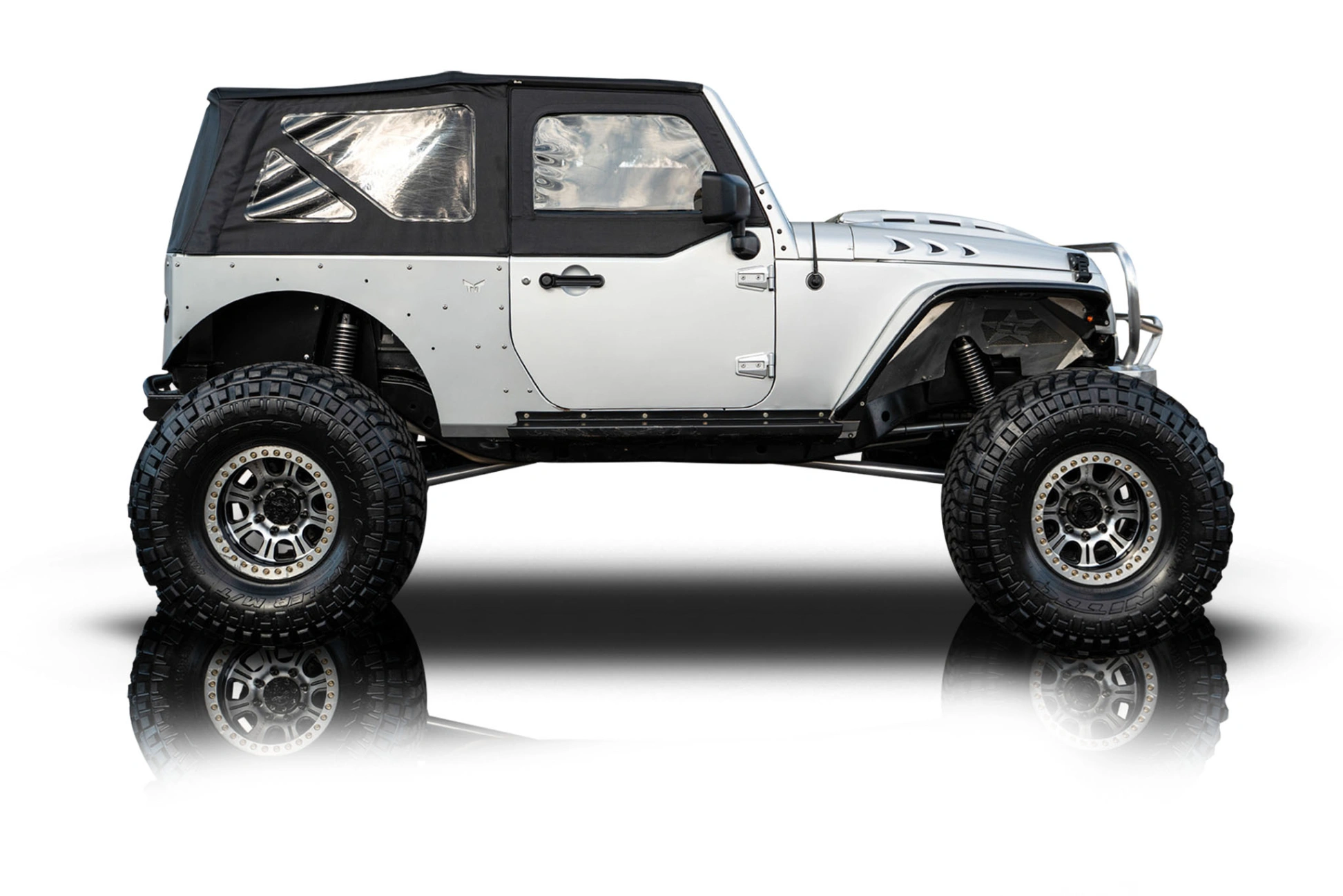 An incredible side shot photo of a Jeep Wrangler that you should buy.