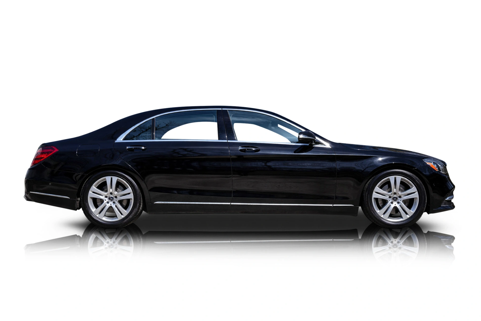An incredible side shot photo of a Mercedes-Benz S560 that you should buy.