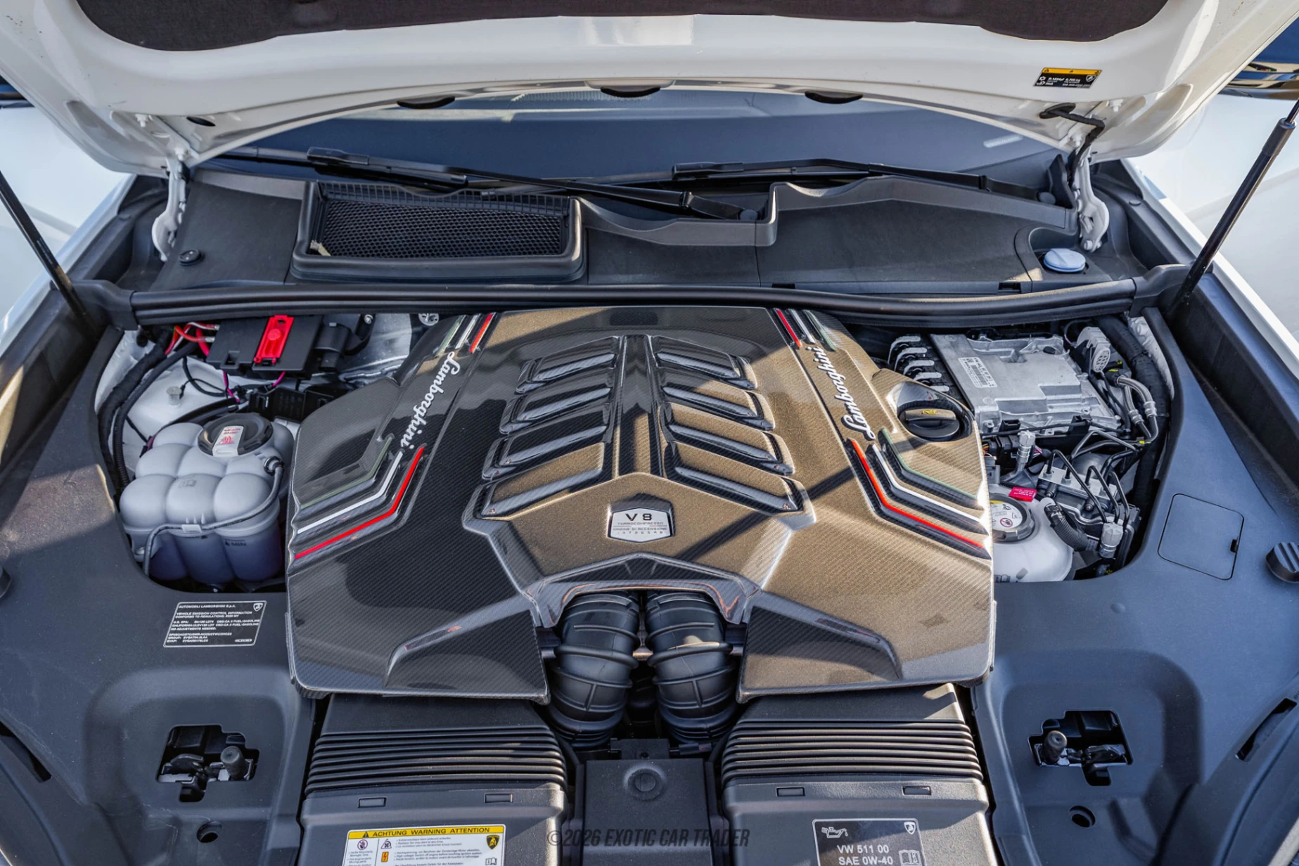 2025 Lamborghini Urus - Engine Photo