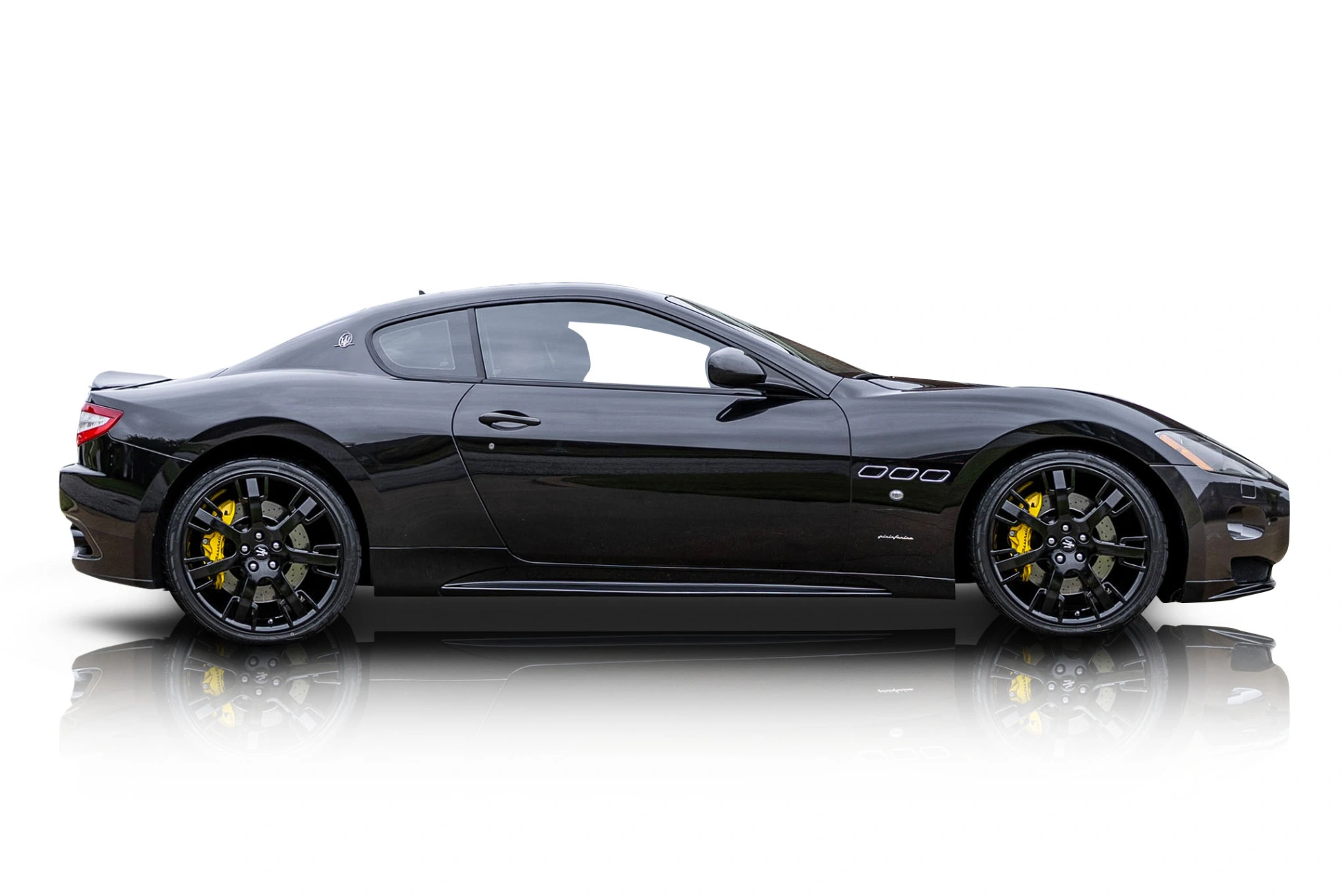 An incredible side shot photo of a Maserati GranTurismo that you should buy.