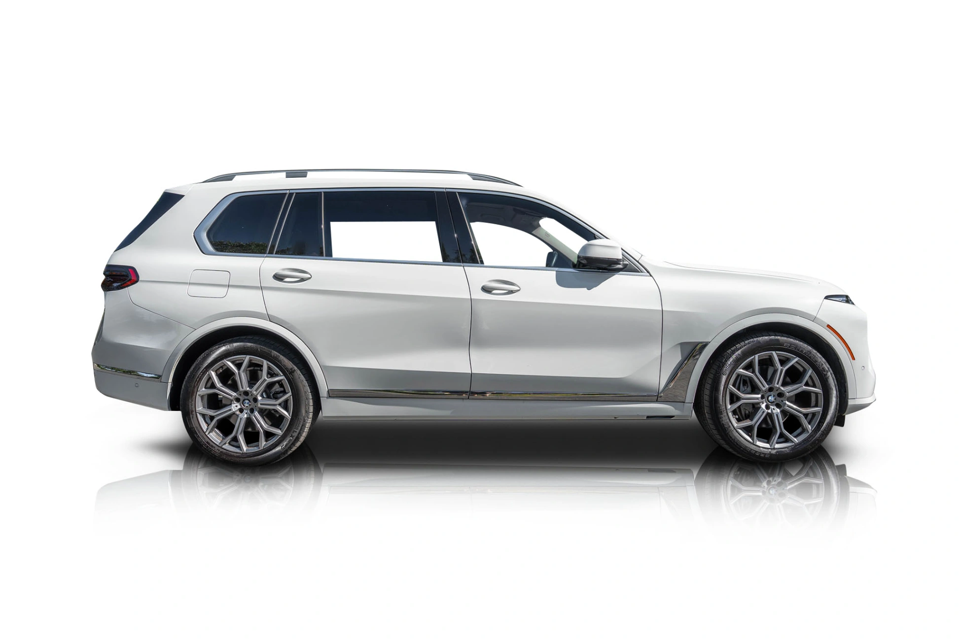 An incredible side shot photo of a BMW X7 that you should buy.