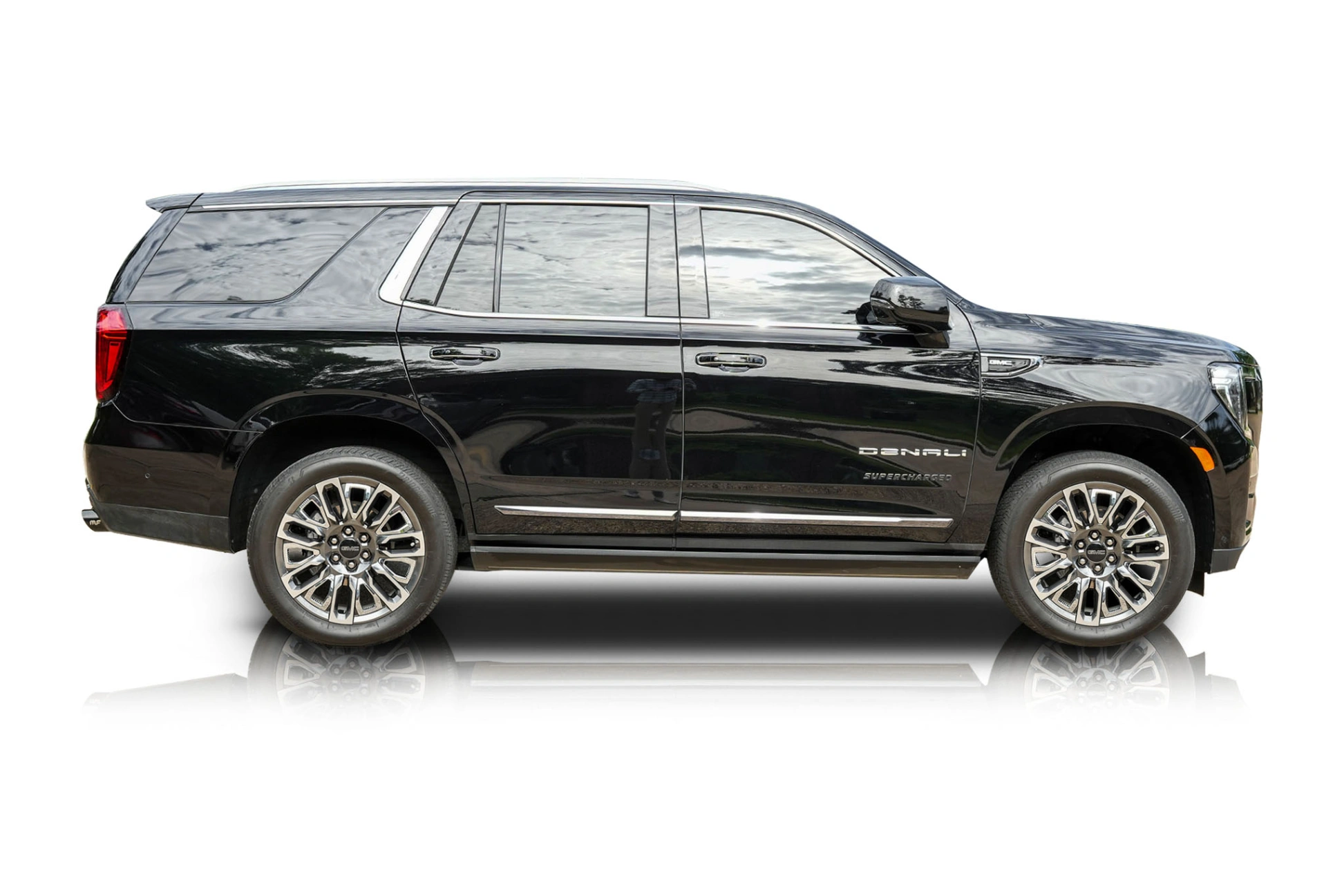 An incredible side shot photo of a GMC Yukon that you should buy.