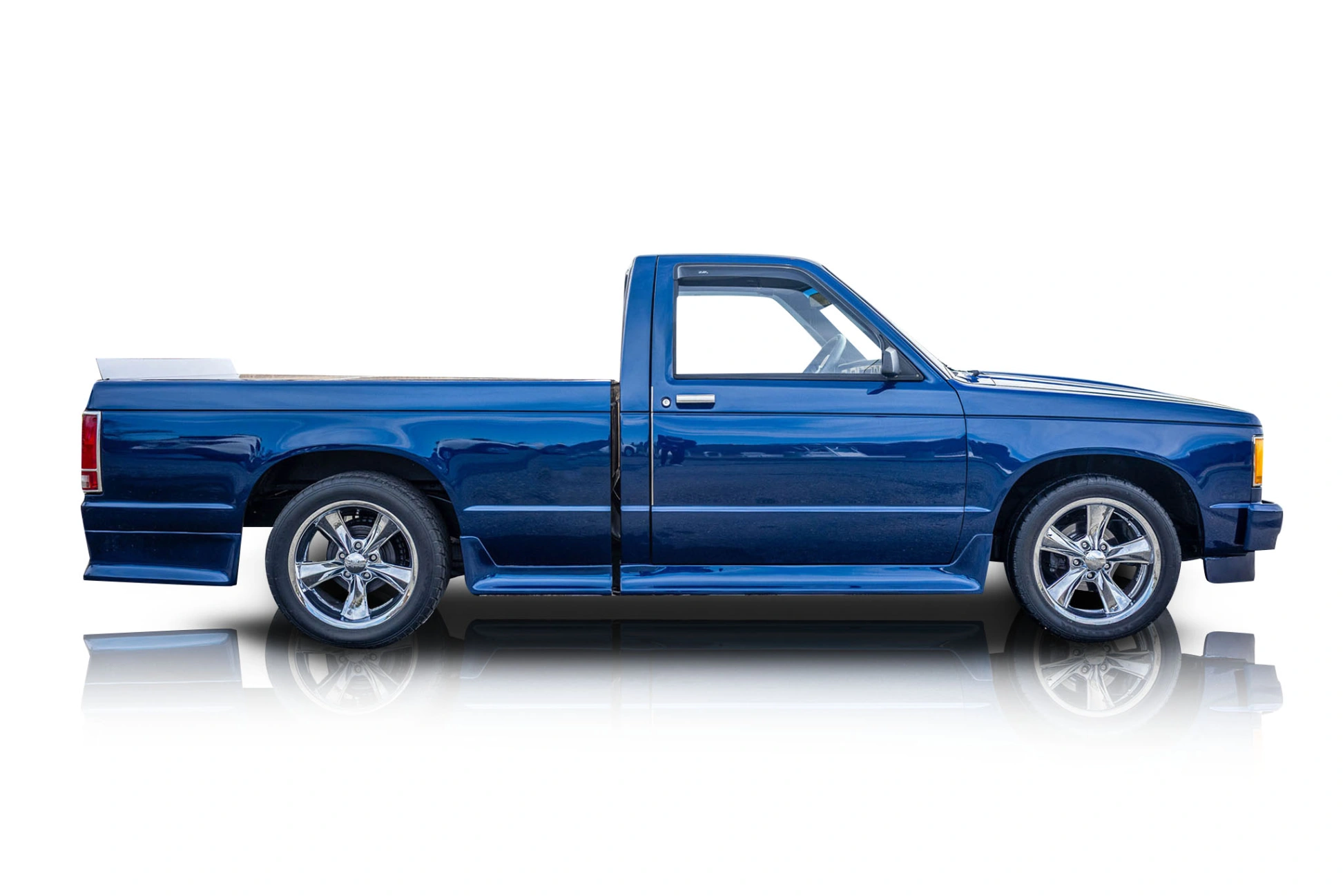 An incredible side shot photo of a Chevrolet S-10 that you should buy.