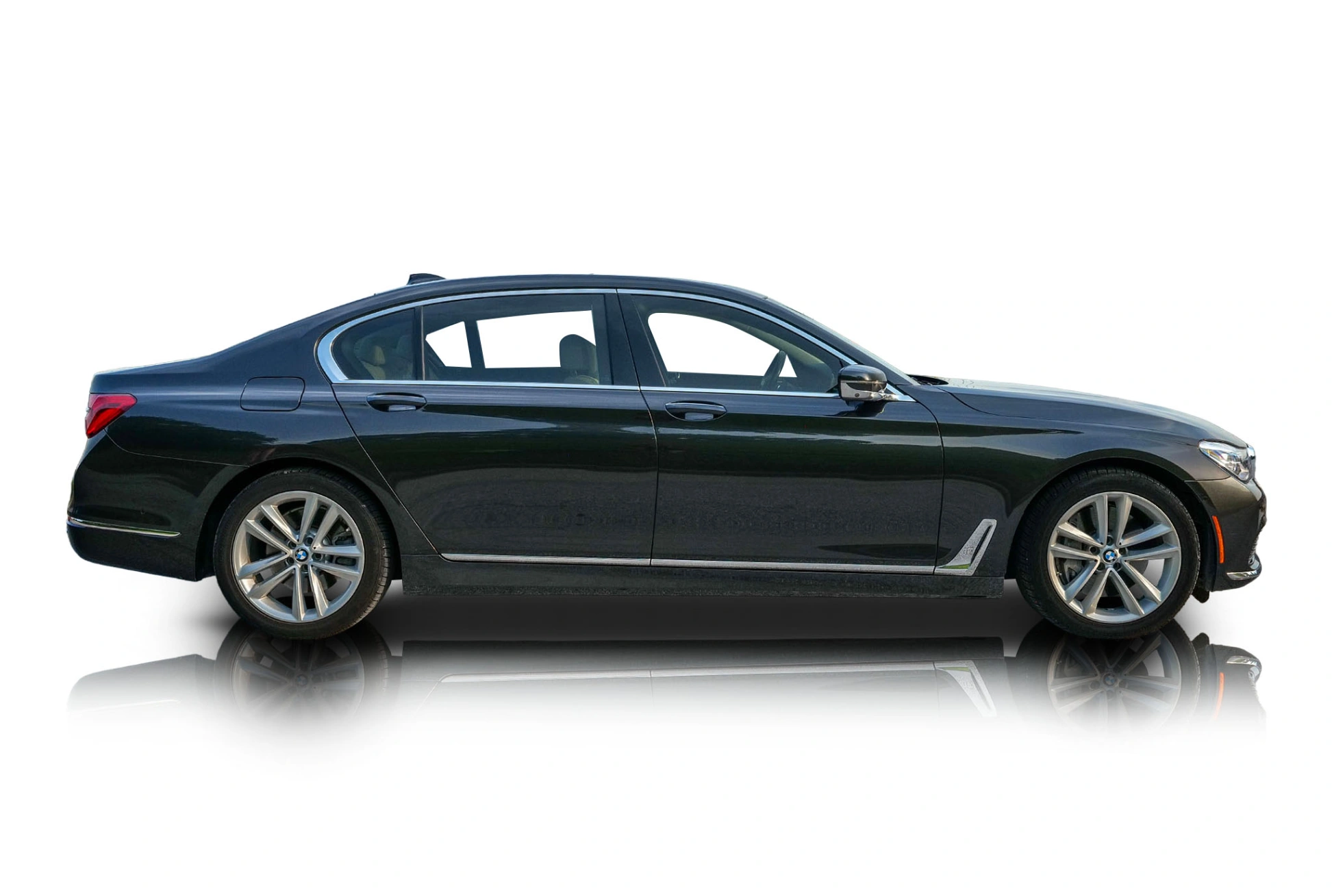 Passenger side photo of 2019 BMW 750i
