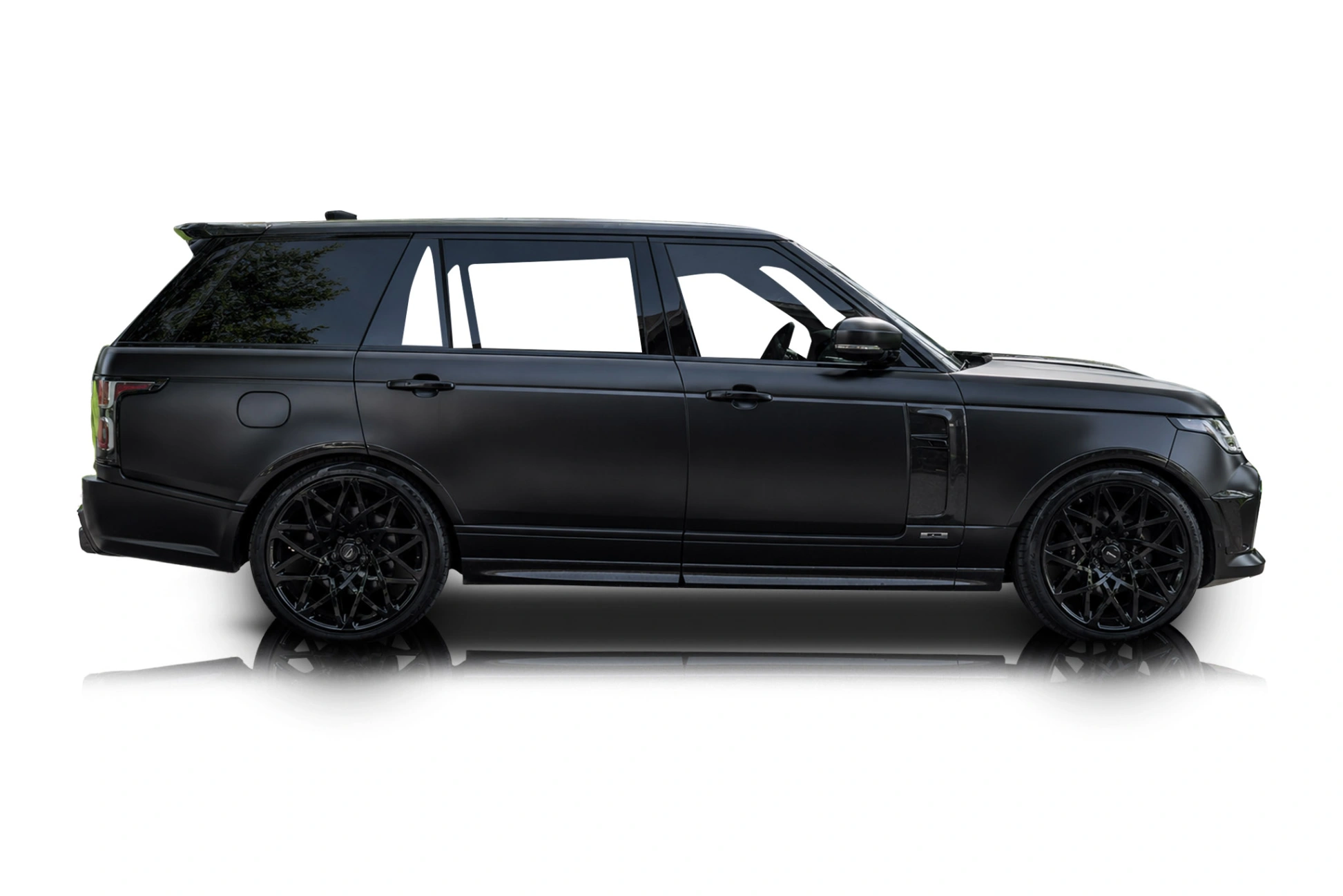 An incredible side shot photo of a Land Rover Range Rover that you should buy.
