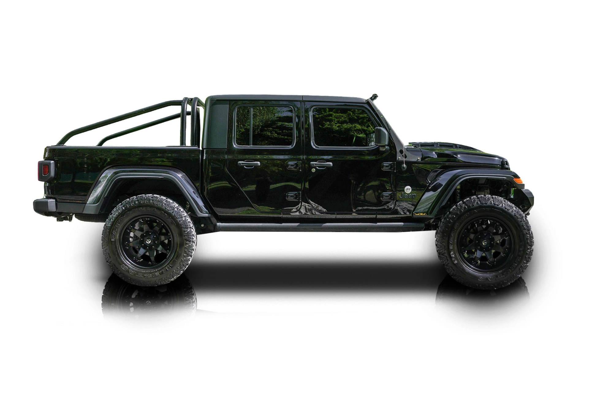 An incredible side shot photo of a Jeep Gladiator that you should buy.