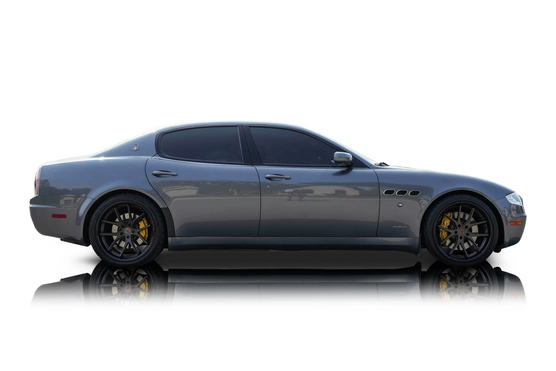 An incredible side shot photo of aMaserati Quattroporte that you should buy.
