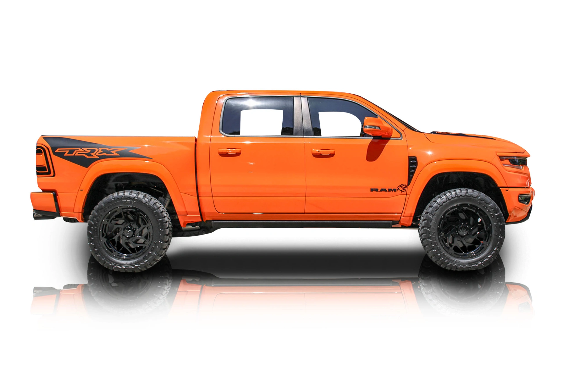 Passenger side photo of 2022 Ram 1500