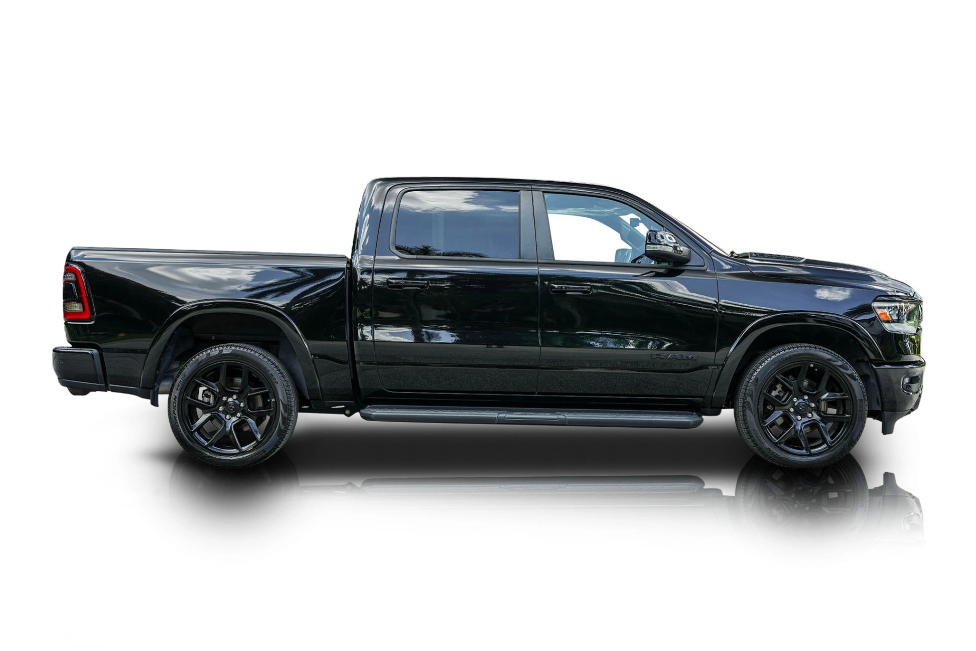 Passenger side photo of 2022 Ram 1500