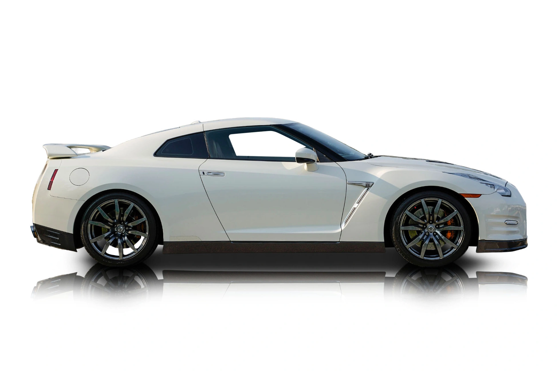 Passenger side photo of 2016 Nissan GT-R